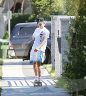 PEOPLE - Justin Bieber skatet durch die Nachbarschaft