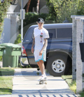 PEOPLE - Justin Bieber skatet durch die Nachbarschaft