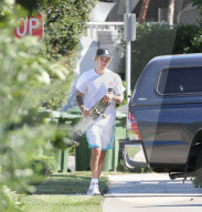PEOPLE - Justin Bieber skatet durch die Nachbarschaft