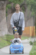 EXKLUSIV - Rosie Huntington-Whiteley schiebt den Nachwuchs durch die Nachbarschaft