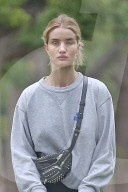 EXKLUSIV - Rosie Huntington-Whiteley schiebt den Nachwuchs durch die Nachbarschaft