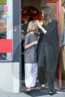EXKLUSIV - Angelina Jolie begleitet Vivienne zur Karate PrŸfung