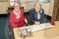 FEATURE - Zueinander gefunden: Seit 40 Jahren geschiedenes Seniorenpaar heiratet erneut