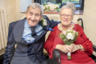 FEATURE - Zueinander gefunden: Seit 40 Jahren geschiedenes Seniorenpaar heiratet erneut