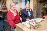 FEATURE - Zueinander gefunden: Seit 40 Jahren geschiedenes Seniorenpaar heiratet erneut