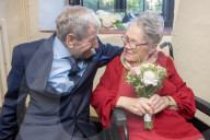 FEATURE - Zueinander gefunden: Seit 40 Jahren geschiedenes Seniorenpaar heiratet erneut