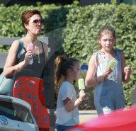 EXKLUSIV -  Maggie Gyllenhall gännt sich und der Familie ein Glace