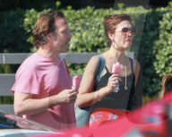 EXKLUSIV -  Maggie Gyllenhall gännt sich und der Familie ein Glace