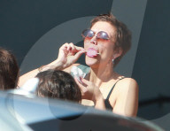 EXKLUSIV -  Maggie Gyllenhall gännt sich und der Familie ein Glace