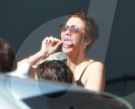 EXKLUSIV -  Maggie Gyllenhall gännt sich und der Familie ein Glace