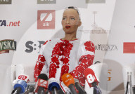 NEWS - Sophia die Roboterin zu Besuch in Kiev