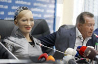 NEWS - Sophia die Roboterin zu Besuch in Kiev