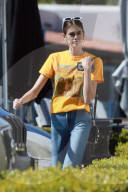 PEOPLE -  Kaia Gerber trägt ein Beatles T-Shirt in LA