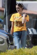 PEOPLE -  Kaia Gerber trägt ein Beatles T-Shirt in LA