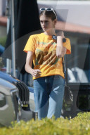 PEOPLE -  Kaia Gerber trägt ein Beatles T-Shirt in LA