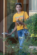 PEOPLE -  Kaia Gerber trägt ein Beatles T-Shirt in LA