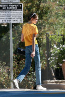 PEOPLE -  Kaia Gerber trägt ein Beatles T-Shirt in LA