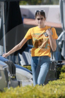 PEOPLE -  Kaia Gerber trägt ein Beatles T-Shirt in LA