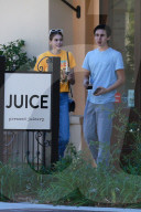 PEOPLE -  Kaia Gerber trägt ein Beatles T-Shirt in LA