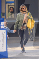 EXKLUSIV - Sienna Miller nimmt Marlowe Huckepack in New York