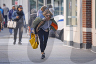 EXKLUSIV - Sienna Miller nimmt Marlowe Huckepack in New York