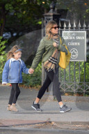 EXKLUSIV - Sienna Miller nimmt Marlowe Huckepack in New York
