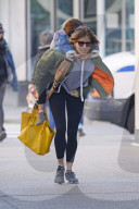 EXKLUSIV - Sienna Miller nimmt Marlowe Huckepack in New York