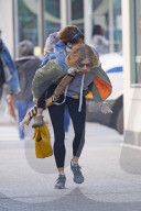 EXKLUSIV - Sienna Miller nimmt Marlowe Huckepack in New York
