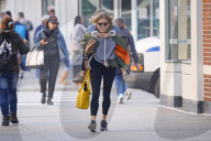 EXKLUSIV - Sienna Miller nimmt Marlowe Huckepack in New York