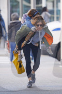 EXKLUSIV - Sienna Miller nimmt Marlowe Huckepack in New York
