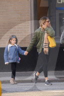 EXKLUSIV - Sienna Miller nimmt Marlowe Huckepack in New York