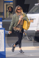 EXKLUSIV - Sienna Miller nimmt Marlowe Huckepack in New York