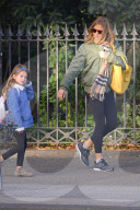 EXKLUSIV - Sienna Miller nimmt Marlowe Huckepack in New York