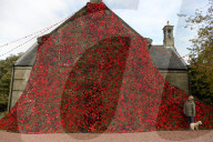 FEATURE - 9000 gestrickte Mohnblüten schmücken das Pfarrhaus im schottischen Carmunnock