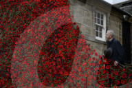 FEATURE - 9000 gestrickte Mohnblüten schmücken das Pfarrhaus im schottischen Carmunnock