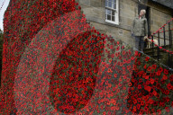FEATURE - 9000 gestrickte Mohnblüten schmücken das Pfarrhaus im schottischen Carmunnock