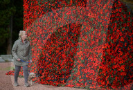 FEATURE - 9000 gestrickte Mohnblüten schmücken das Pfarrhaus im schottischen Carmunnock