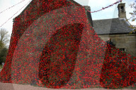 FEATURE - 9000 gestrickte Mohnblüten schmücken das Pfarrhaus im schottischen Carmunnock