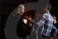 PEOPLE - Bar Refaeli stylish an der Cosmopolitan Party in Madrid