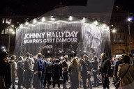 PEOPLE - Paris: Anstehen für 'Mon pays c'est l'amour' von Johnny Hallyday