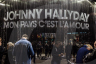 PEOPLE - Paris: Anstehen für 'Mon pays c'est l'amour' von Johnny Hallyday