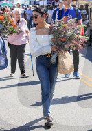 PEOPLE - Vanessa Hudgens am Farmers Market in LA