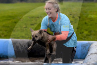 FEATURE - Das matscht so schön: Die Muddy Dog Challenge für Herrchen und Hund in Altrincham
