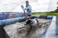 FEATURE - Das matscht so schön: Die Muddy Dog Challenge für Herrchen und Hund in Altrincham
