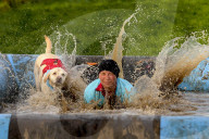 FEATURE - Das matscht so schön: Die Muddy Dog Challenge für Herrchen und Hund in Altrincham