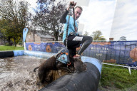FEATURE - Das matscht so schön: Die Muddy Dog Challenge für Herrchen und Hund in Altrincham