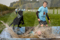 FEATURE - Das matscht so schön: Die Muddy Dog Challenge für Herrchen und Hund in Altrincham