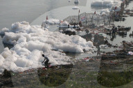 NEWS - Indien: Fluss Jamuna leidet nach Durga-Puja-Festival massiv