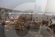 NEWS - Indien: Fluss Jamuna leidet nach Durga-Puja-Festival massiv