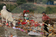 NEWS - Indien: Fluss Jamuna leidet nach Durga-Puja-Festival massiv
